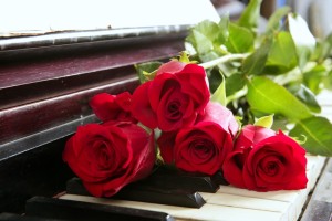 ruusut pianon päällä