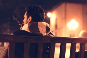 mies polttamassa tupakkaa